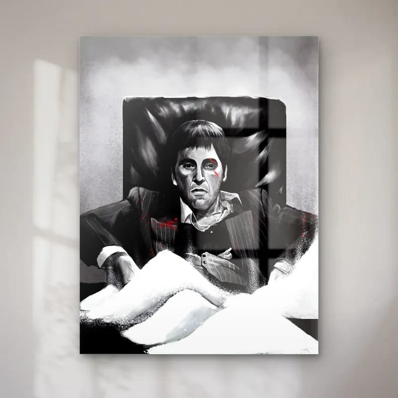 Scarface Tony Montana Beyaz cam tablo — Beyaz zeminde deri koltukta oturan siyah beyaz Tony Montana