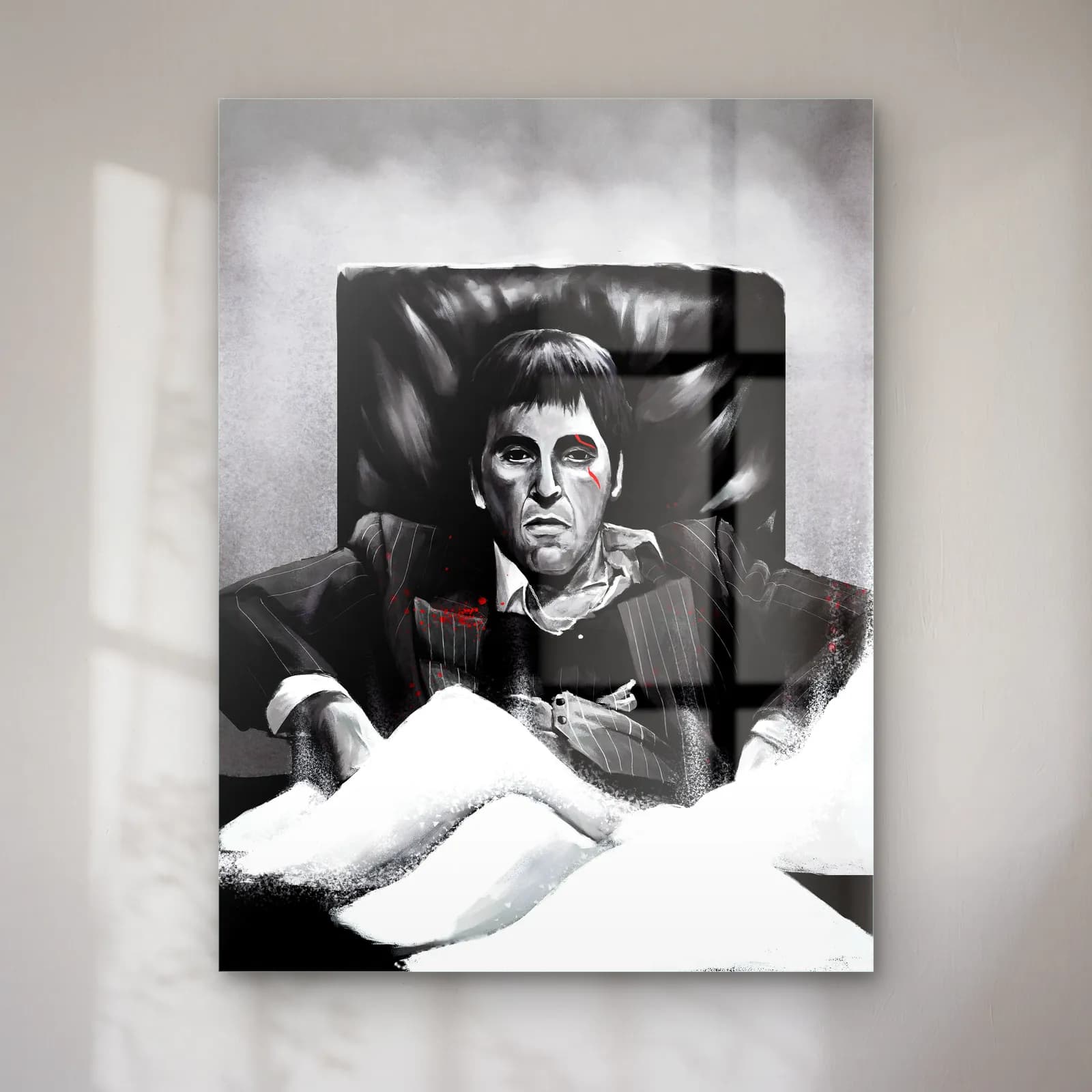 Scarface Tony Montana Beyaz cam tablo — Beyaz zeminde deri koltukta oturan siyah beyaz Tony Montana
