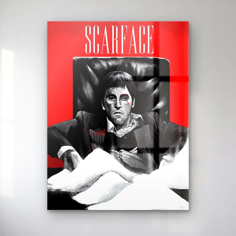 Scarface Tony Montana Kırmızı cam tablo — Kırmızı zeminde Scarface yazısı altında koltukta oturan Tony Montana