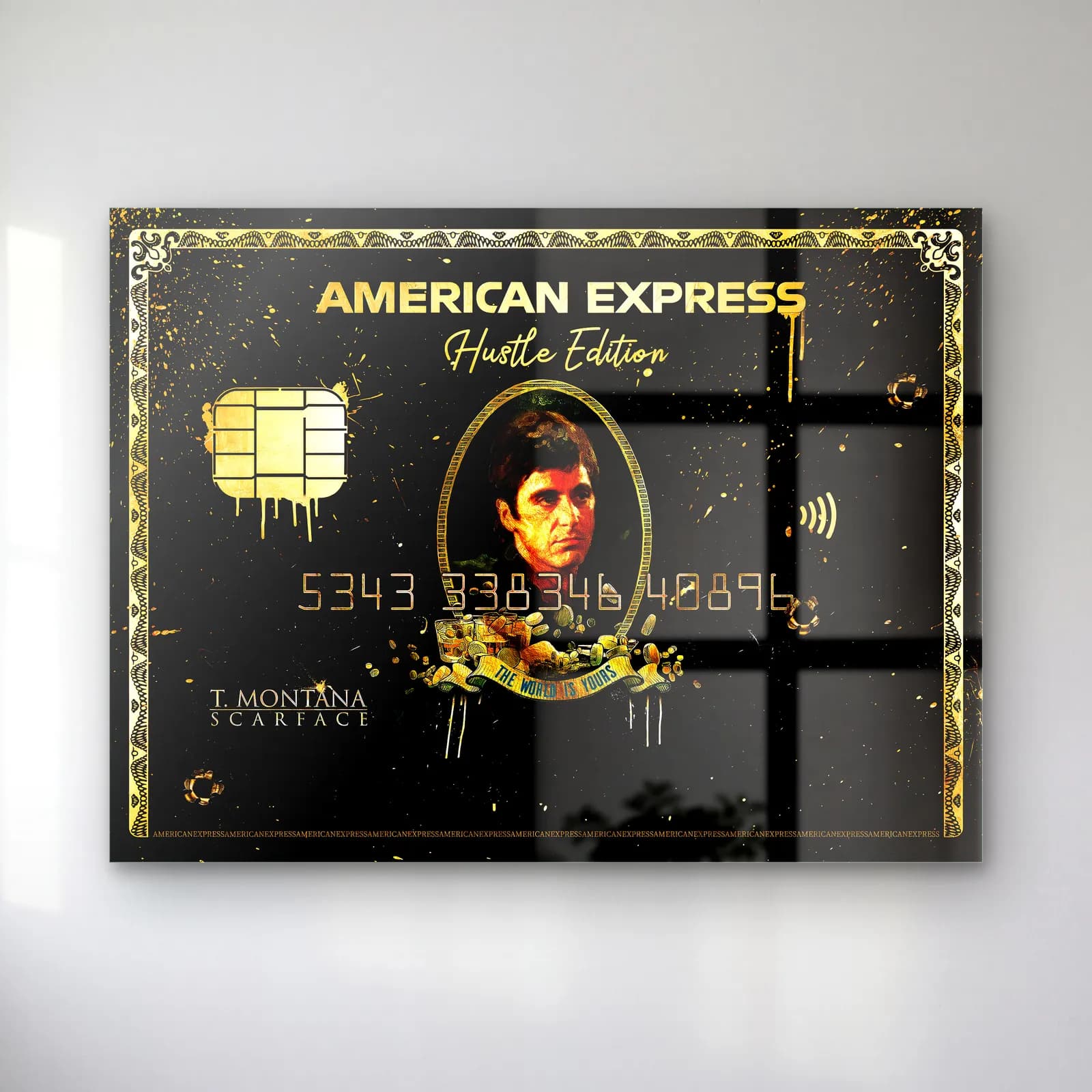 Tony Montana Siyah Kredi Kartı cam tablo — Siyah altın American Express tarzı kart üzerinde Tony Montana portresi
