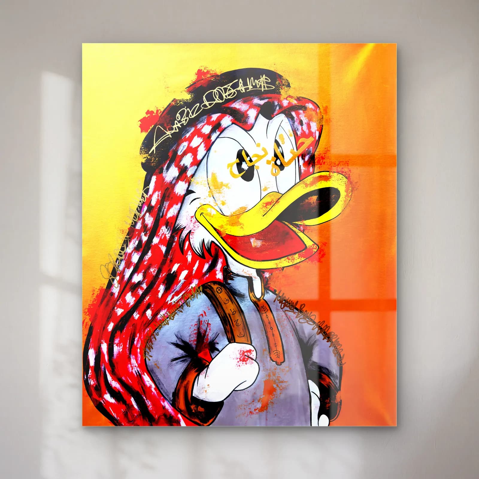 Puşili Donald Duck Portresi cam tablo — Sarı zeminde kırmızı beyaz puşi takmış grafiti Donald Duck