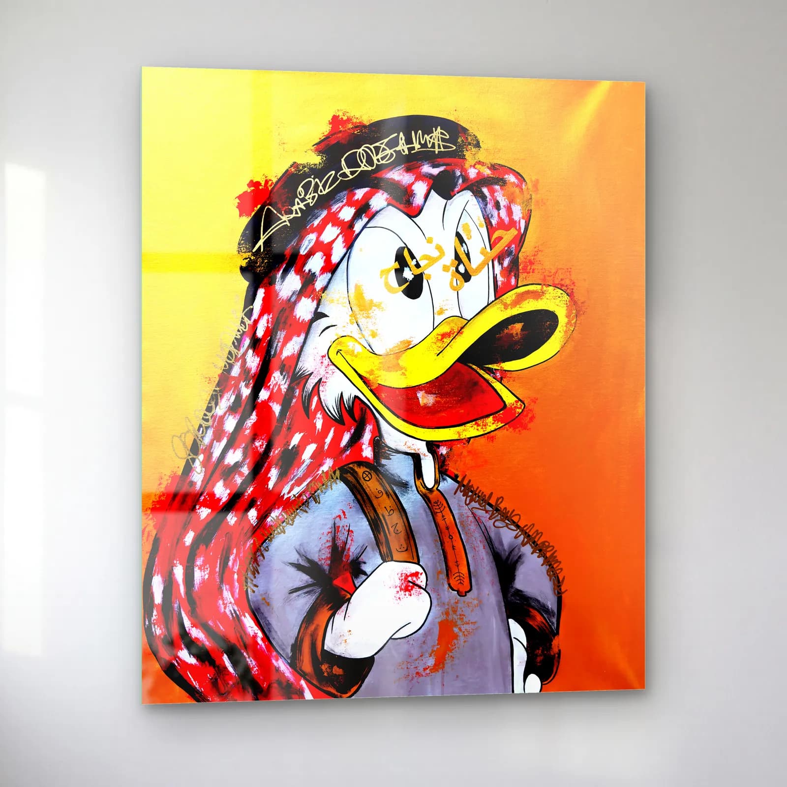 Puşili Donald Duck Portresi cam tablo — sol açıdan görünüm