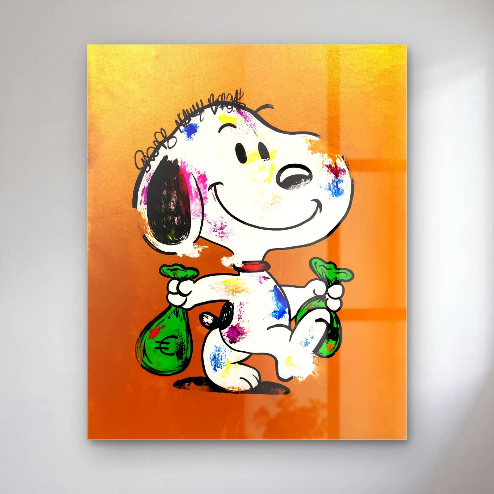 Para Keseli Snoopy cam tablo — Turuncu zeminde iki yeşil dolar kesesi tutan boya lekeli Snoopy