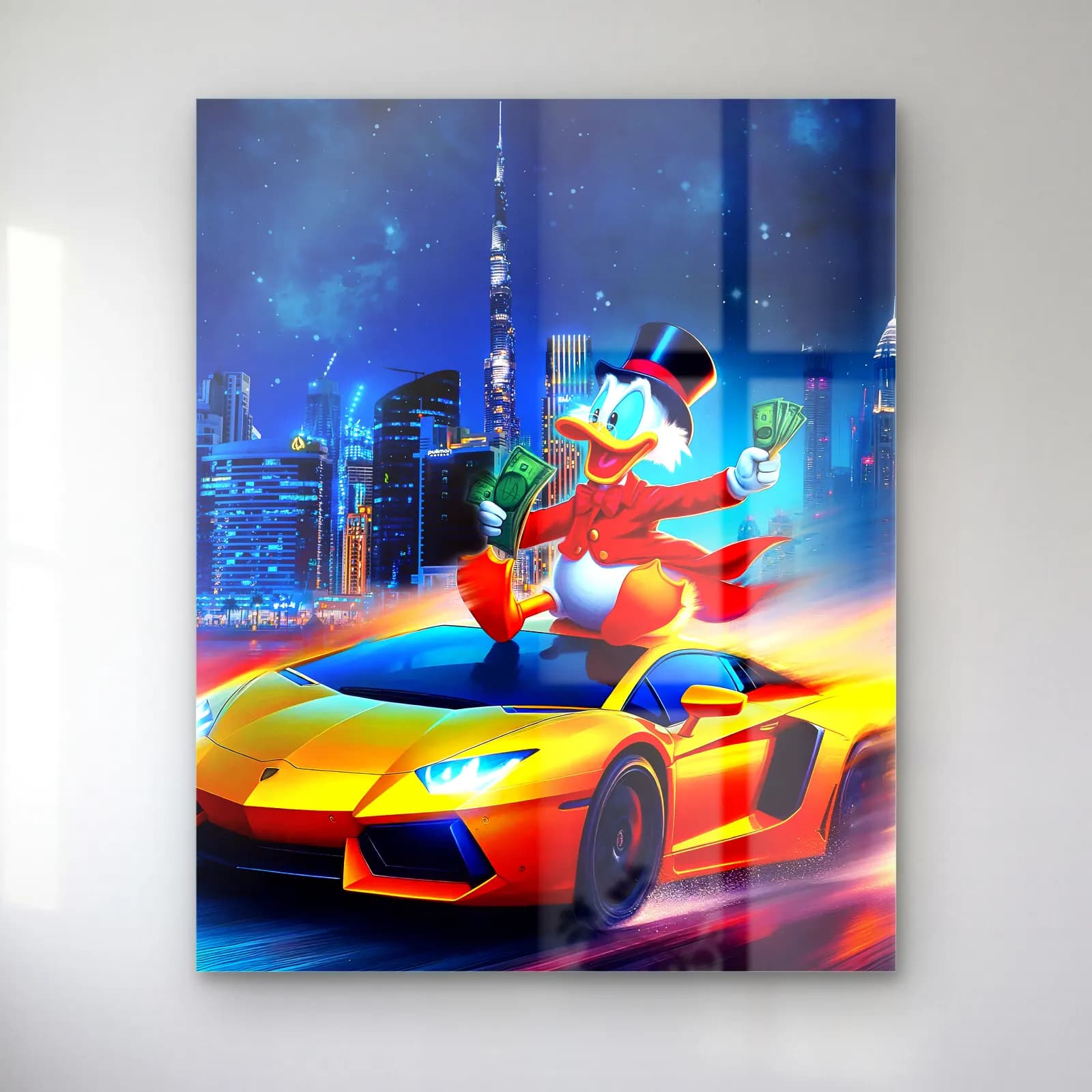 Dubai’de Lamborghini Üstünde Scrooge cam tablo — Dubai gece silüeti önünde sarı Lamborghini üstünde dolar saçan Scrooge
