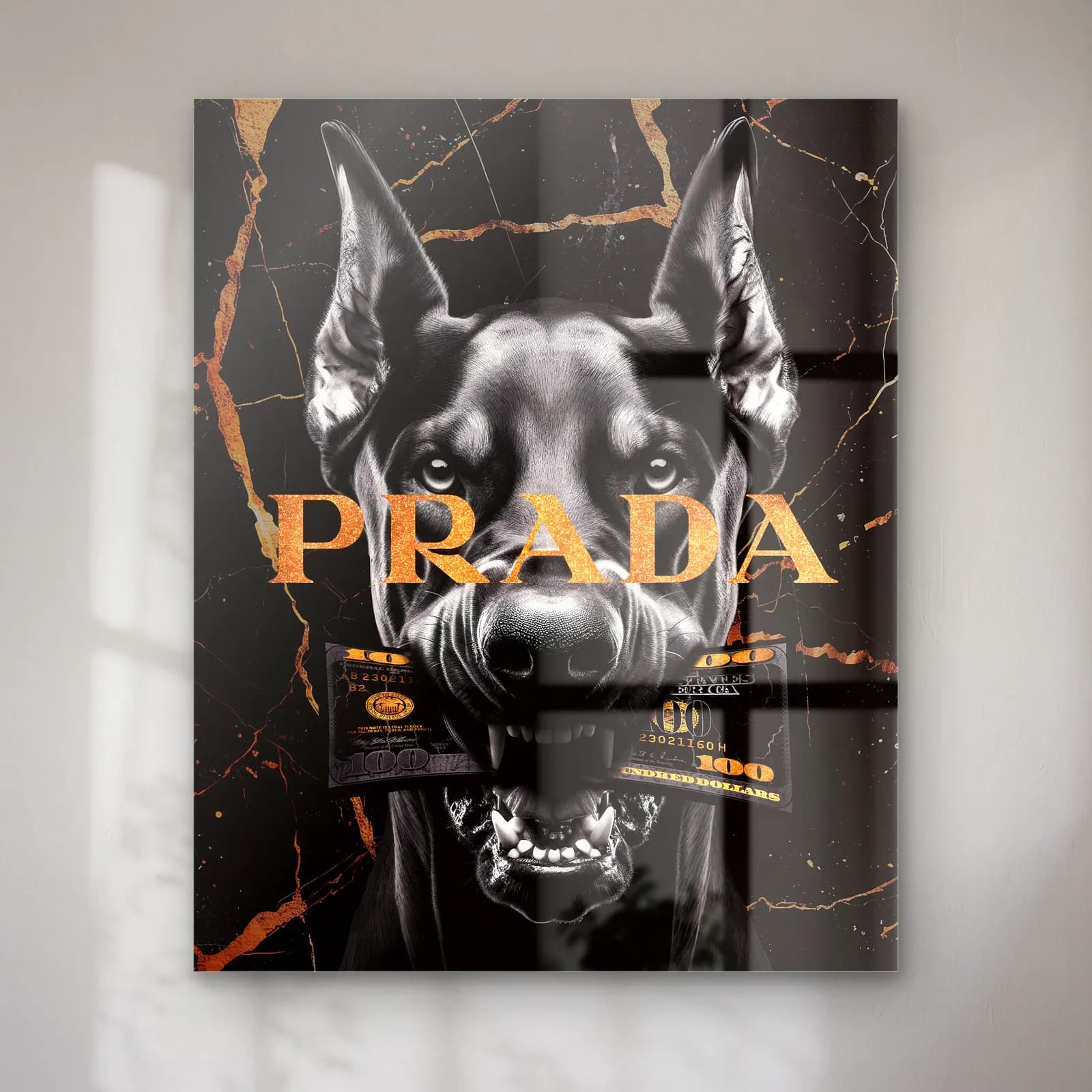 Prada Yazılı Doberman Portresi cam tablo — Siyah mermer zeminde Prada yazısı önünde ağzında dolar tutan Doberman