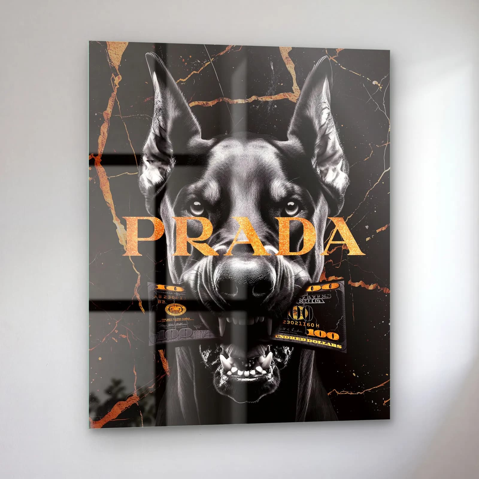 Prada Yazılı Doberman Portresi cam tablo — sol açıdan görünüm