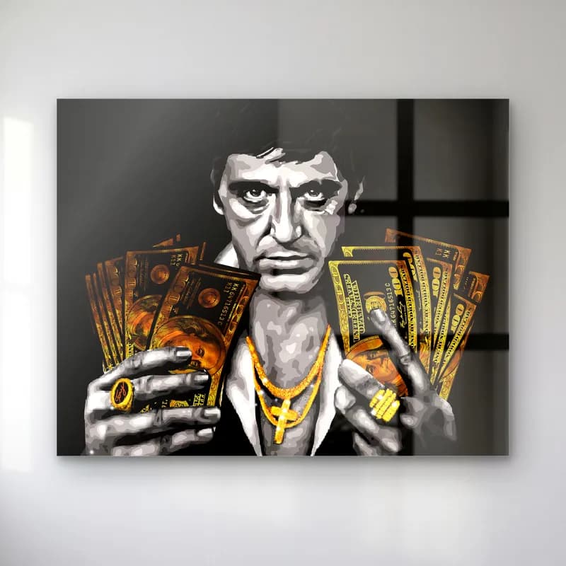 Altın Dolarlı Tony Montana cam tablo — Siyah beyaz Tony Montana, iki elinde altın renkli dolar desteleri