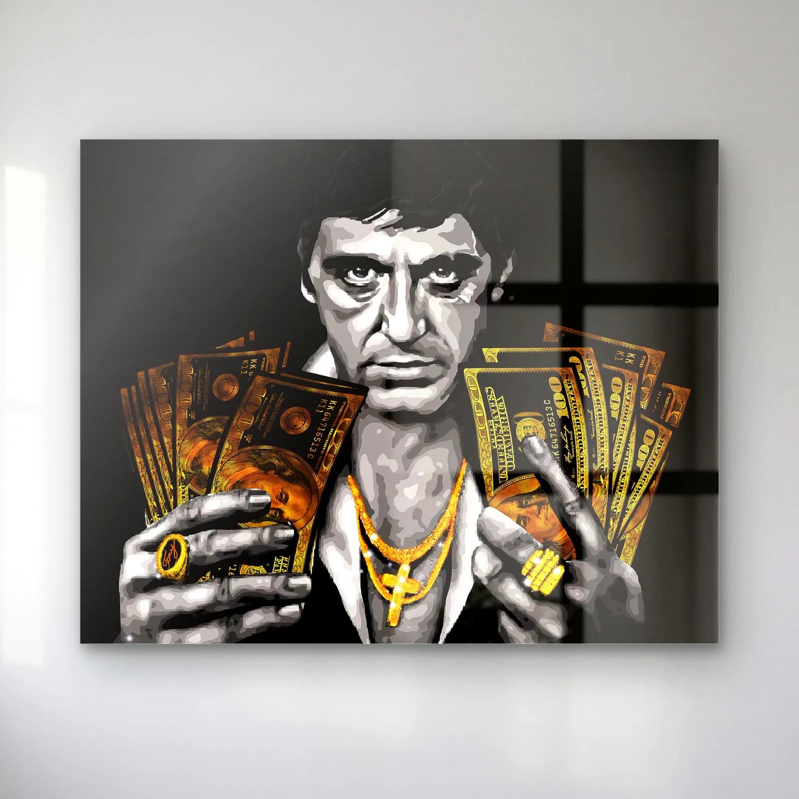 Altın Dolarlı Tony Montana cam tablo — Siyah beyaz Tony Montana, iki elinde altın renkli dolar desteleri