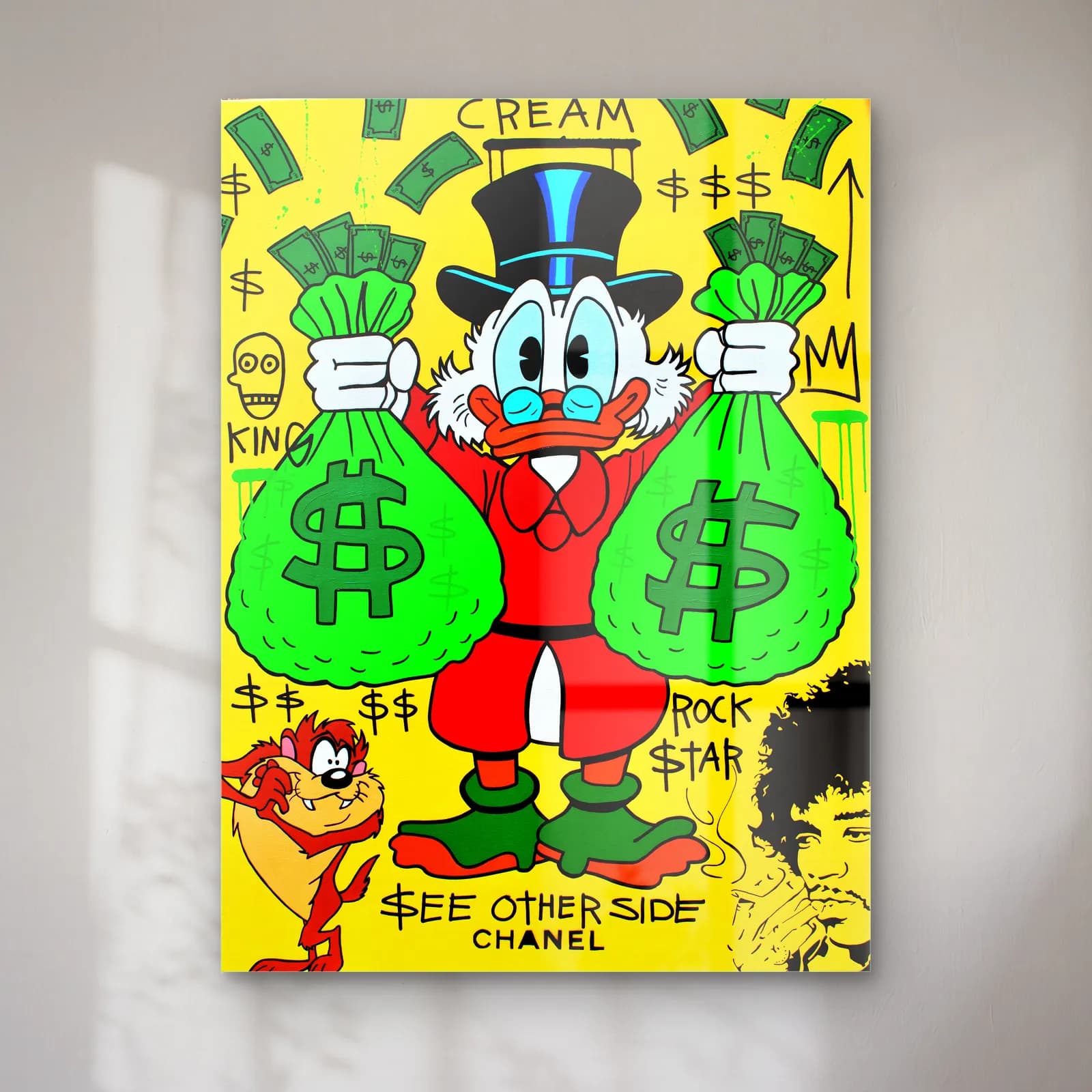Dolar Keseli Rock Star Scrooge cam tablo — Sarı grafiti zeminde iki yeşil dolar kesesi kaldıran Scrooge McDuck