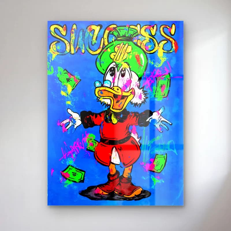 Success Yazılı Mavi Scrooge cam tablo — Mavi grafiti zeminde kollarını açan Scrooge ve Success yazısı