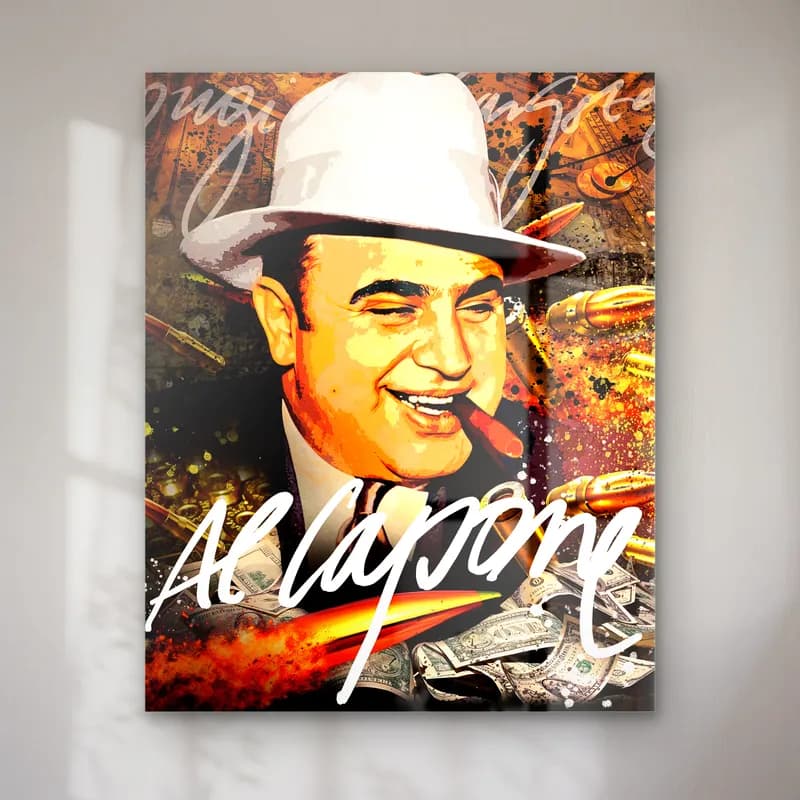 Purolu Al Capone Portresi cam tablo — Beyaz fötr şapkalı, puro içen gülümseyen Al Capone portresi