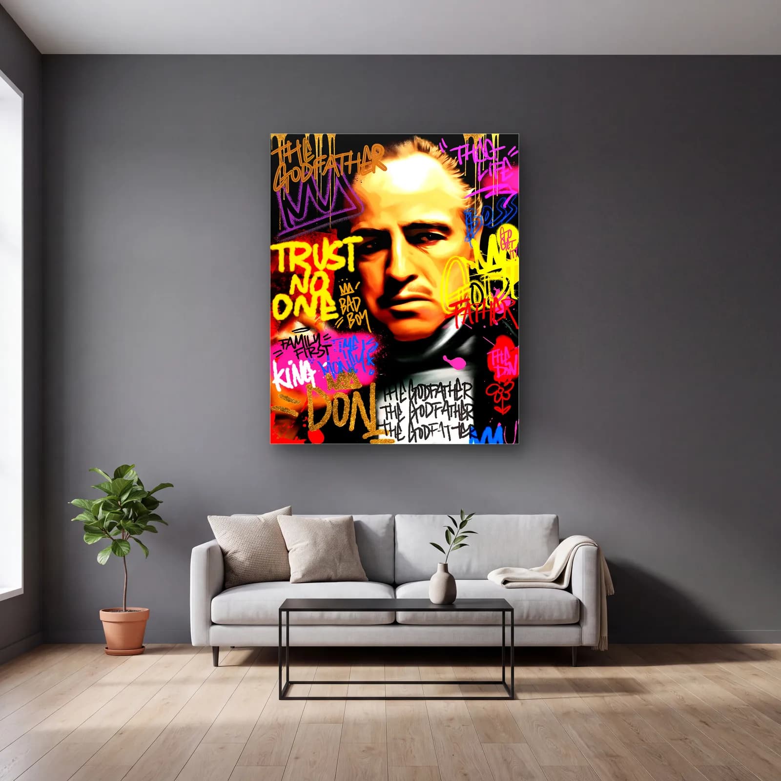 Trust No One Godfather Grafiti cam tablo — gri duvarlı salonda