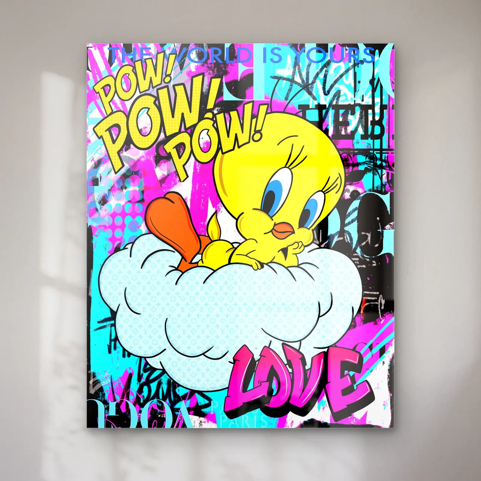 Pow Love Bulutta Tweety cam tablo — Pow ve Love grafitili zeminde bulut üzerinde uzanan sarı Tweety