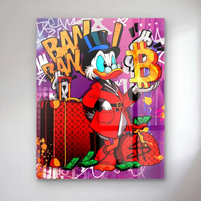 Bitcoin ve Valizli Scrooge Bang cam tablo — Mor grafiti zeminde altın Bitcoin tutan Scrooge ve desenli valiz