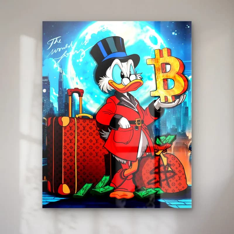 Ay Işığında Bitcoin Tutan Scrooge cam tablo — Dolunay ve şehir önünde altın Bitcoin tutan Scrooge ve desenli valiz