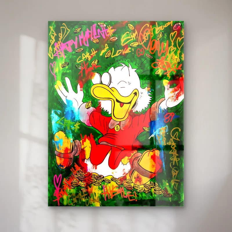 Yeşil Grafitili Mutlu Scrooge cam tablo — Yeşil grafiti zeminde altın paralar arasında kollarını açan Scrooge