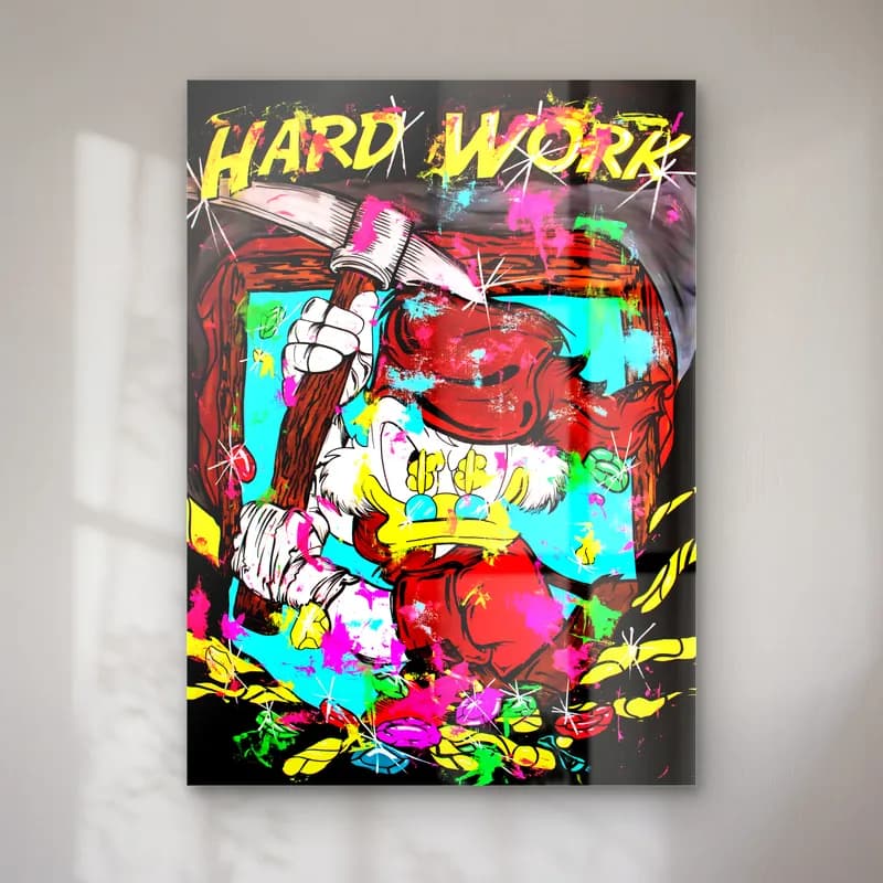 Hard Work Kazmalı Scrooge cam tablo — Hard Work yazılı renkli grafiti zeminde kazma ve altın paralarla Scrooge