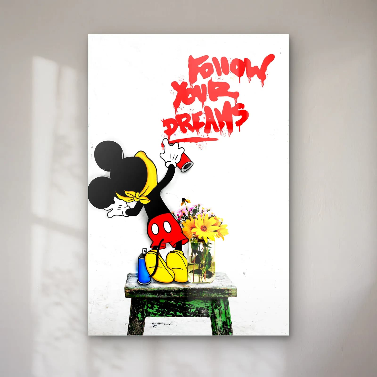 Follow Your Dreams Mickey cam tablo — Tabure üstünde çiçeklerin yanında kırmızı Follow Your Dreams yazan Mickey Mouse