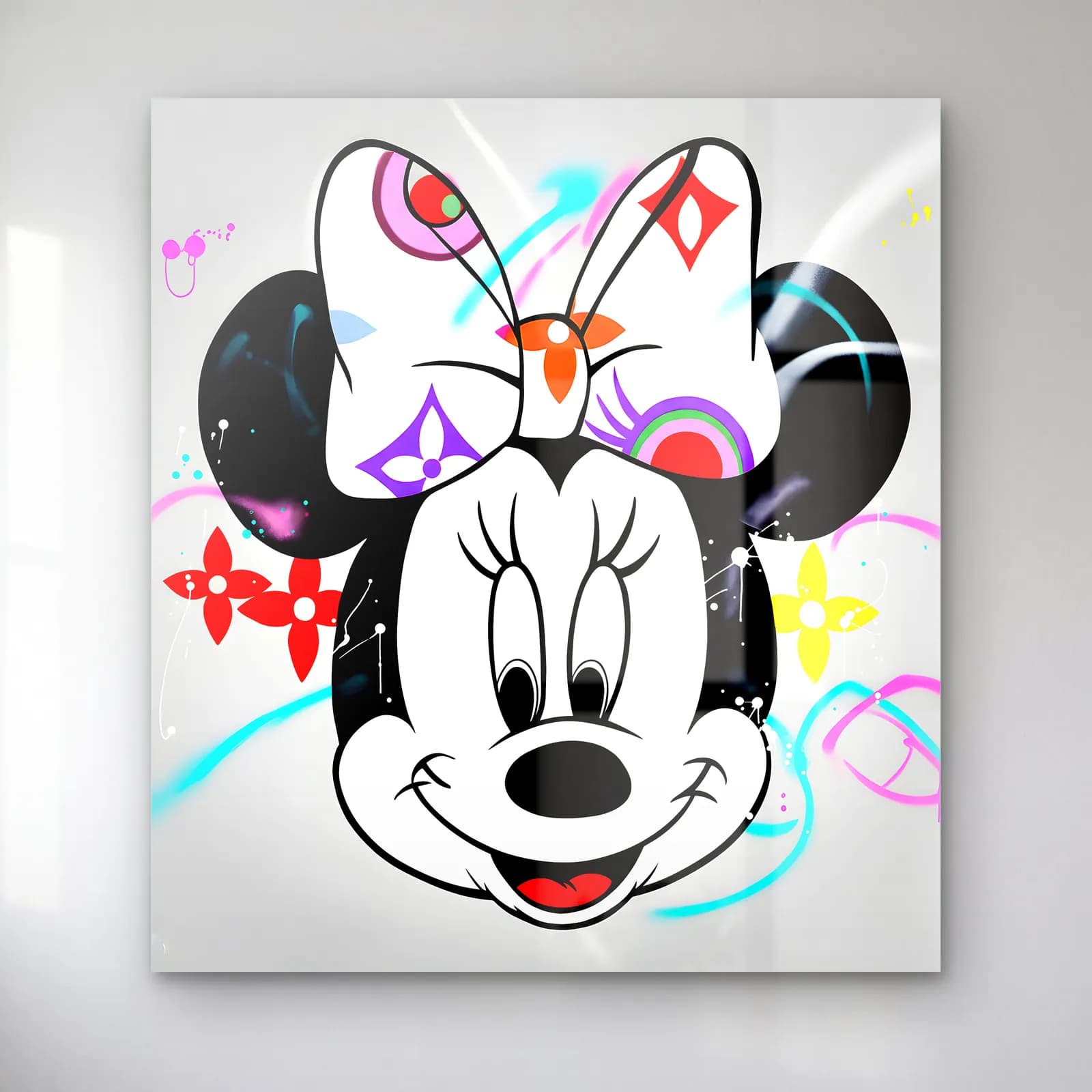 Louis Vuitton Desenli Minnie cam tablo — Monogram desenli fiyonklu gülümseyen Minnie Mouse ve renkli grafiti çizgiler