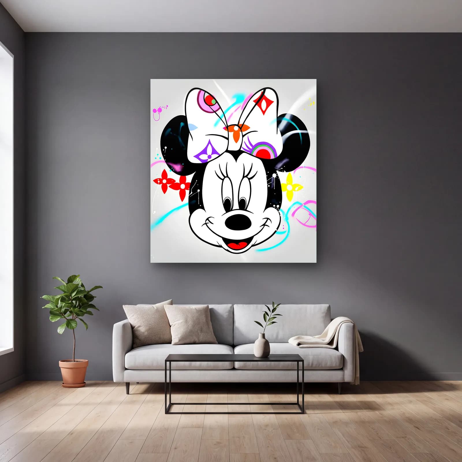 Louis Vuitton Desenli Minnie cam tablo — gri duvarlı salonda