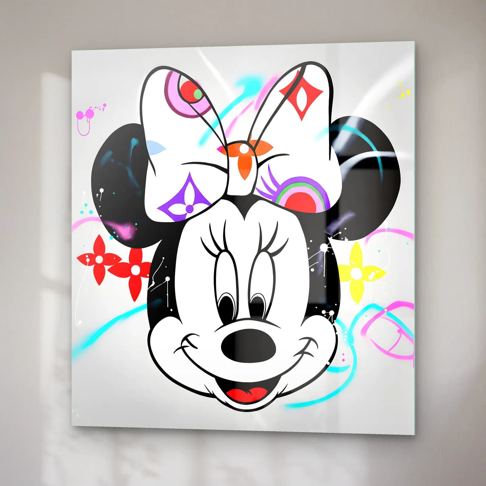 Louis Vuitton Desenli Minnie cam tablo — sağ açıdan görünüm