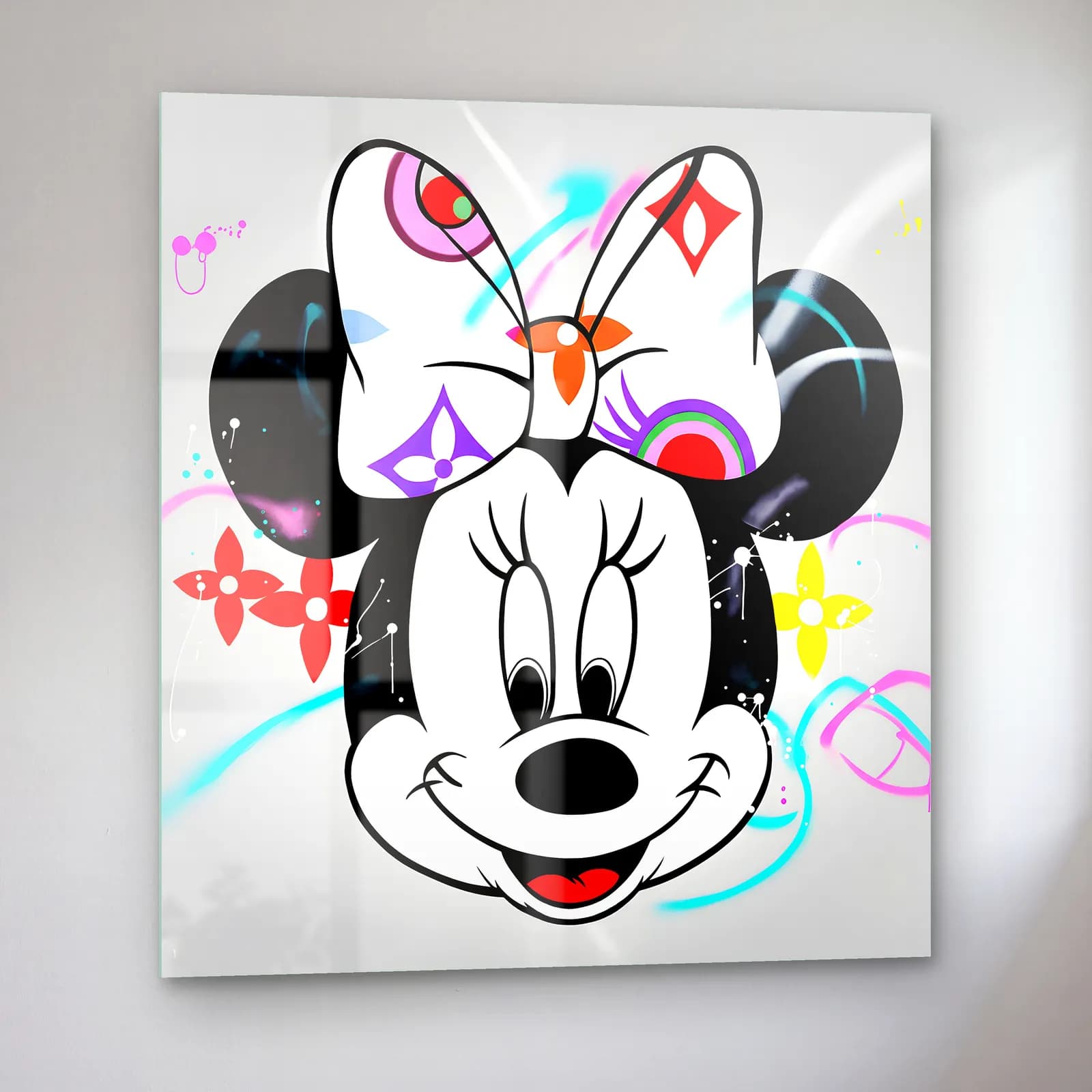 Louis Vuitton Desenli Minnie cam tablo — sol açıdan görünüm