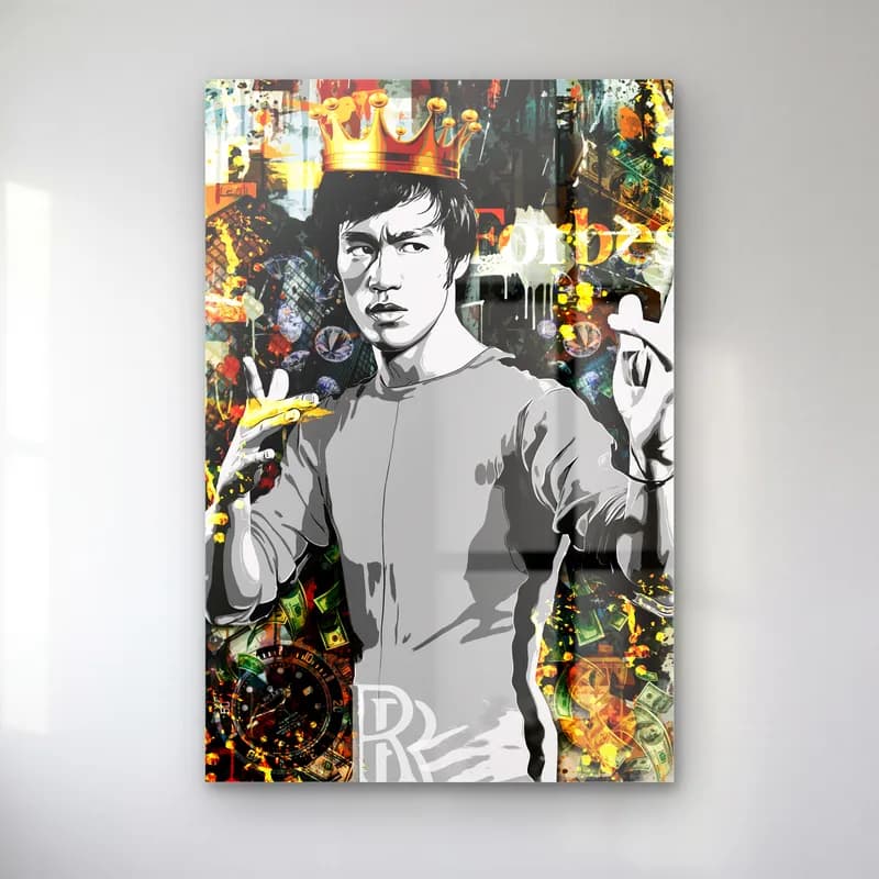 Taçlı Bruce Lee Kolaj cam tablo — Renkli kolaj fonda altın taçlı siyah beyaz Bruce Lee portresi