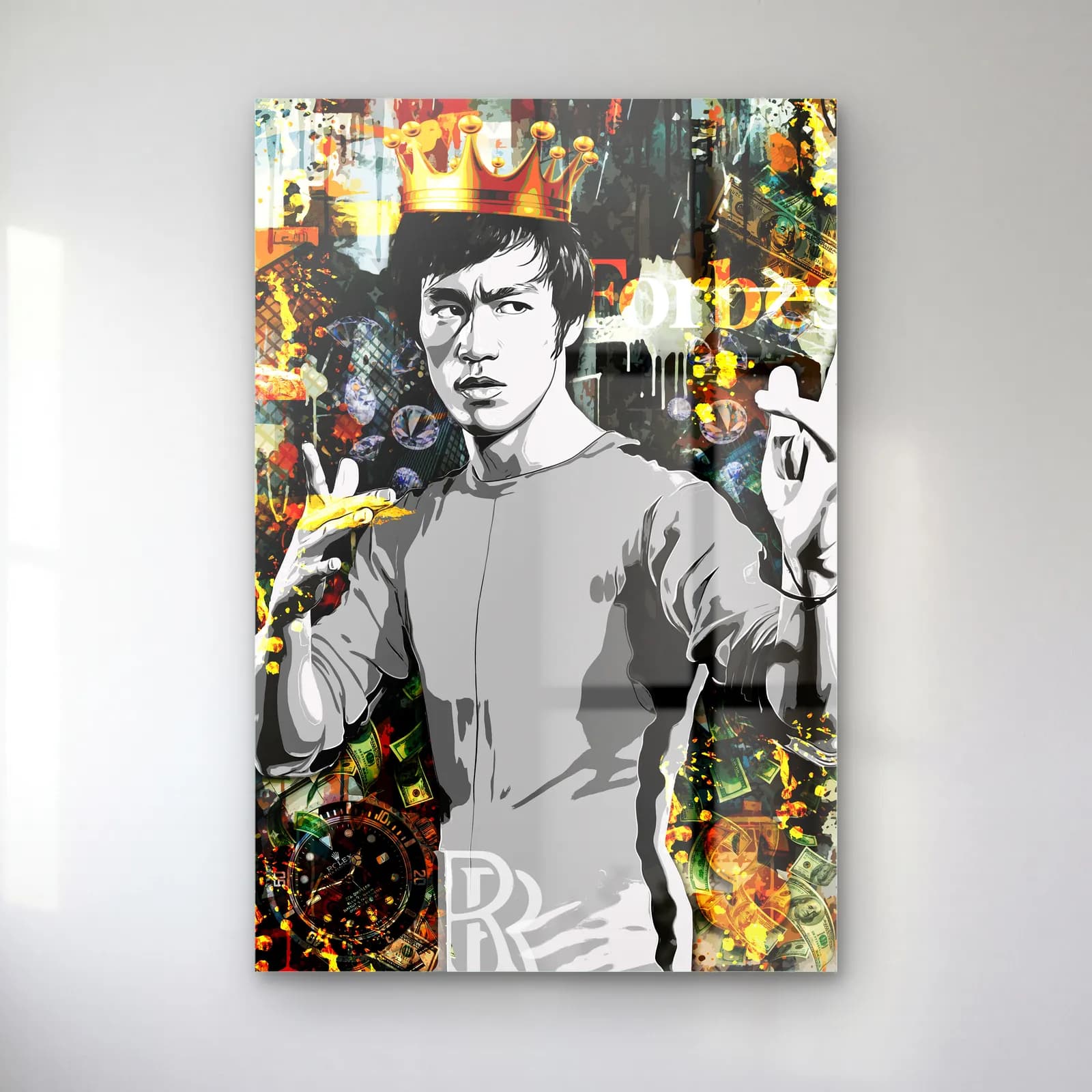 Taçlı Bruce Lee Kolaj cam tablo — Renkli kolaj fonda altın taçlı siyah beyaz Bruce Lee portresi