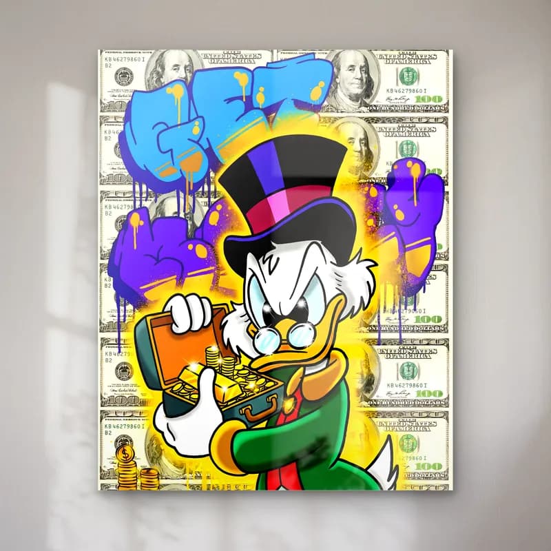 Get Money Scrooge Para Kasası cam tablo — Dolar fonda altın dolu kasa tutan yeşil ceketli Scrooge McDuck ve mor grafiti yazı