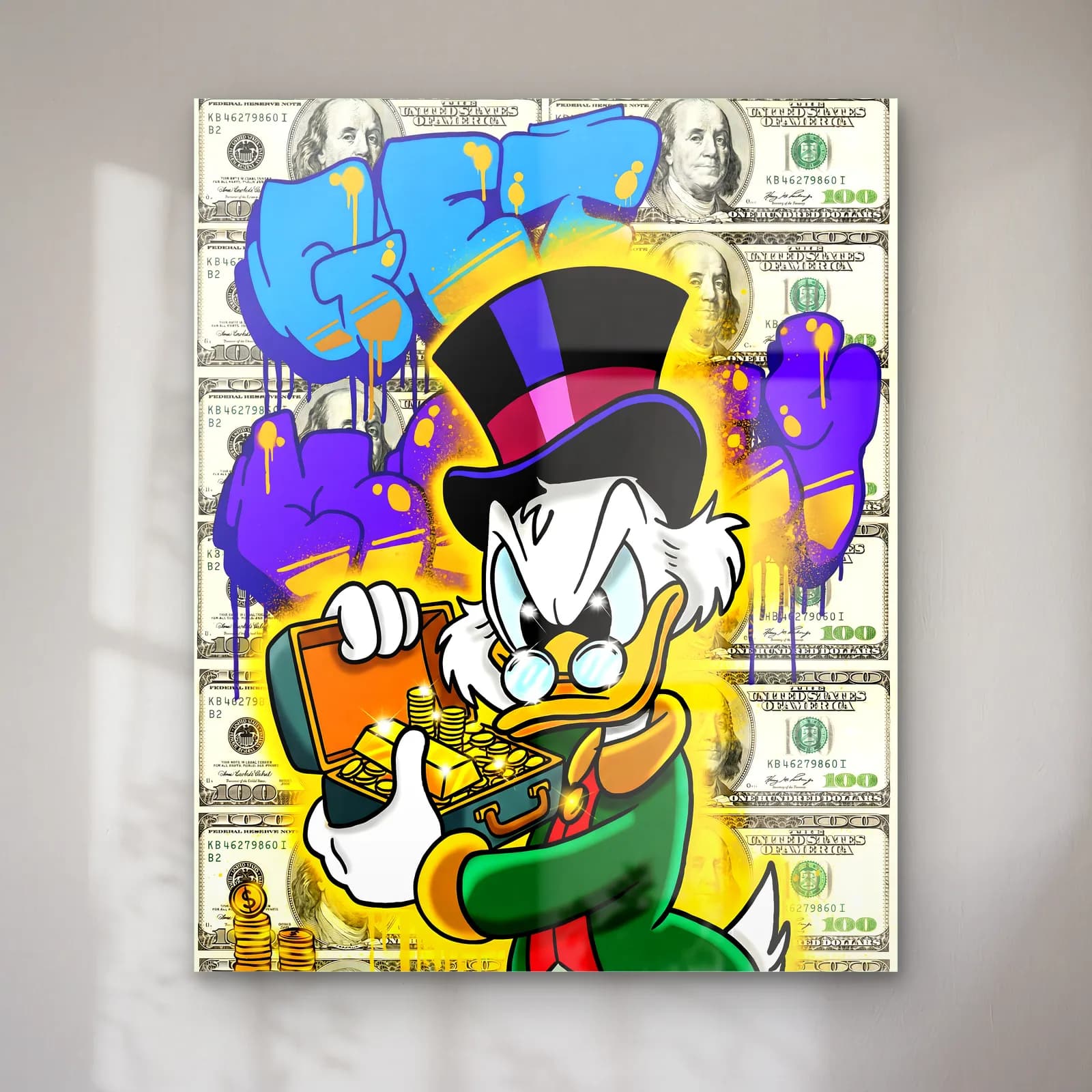 Get Money Scrooge Para Kasası cam tablo — Dolar fonda altın dolu kasa tutan yeşil ceketli Scrooge McDuck ve mor grafiti yazı