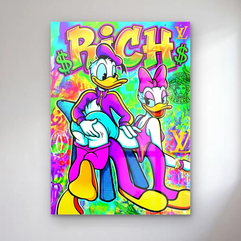Rich Donald ve Daisy Duck cam tablo — Neon grafiti fonda Rich yazısı altında mor kıyafetli Donald Duck ve Daisy Duck