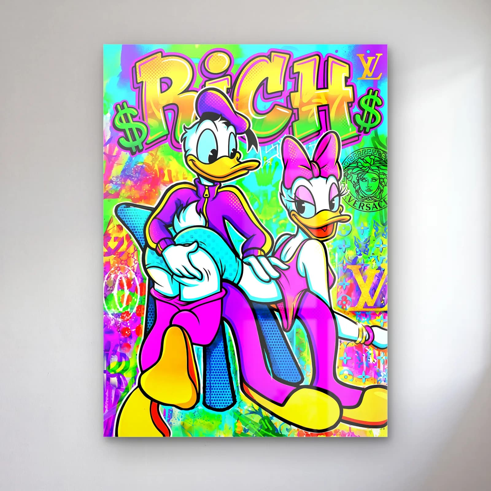 Rich Donald ve Daisy Duck cam tablo — Neon grafiti fonda Rich yazısı altında mor kıyafetli Donald Duck ve Daisy Duck
