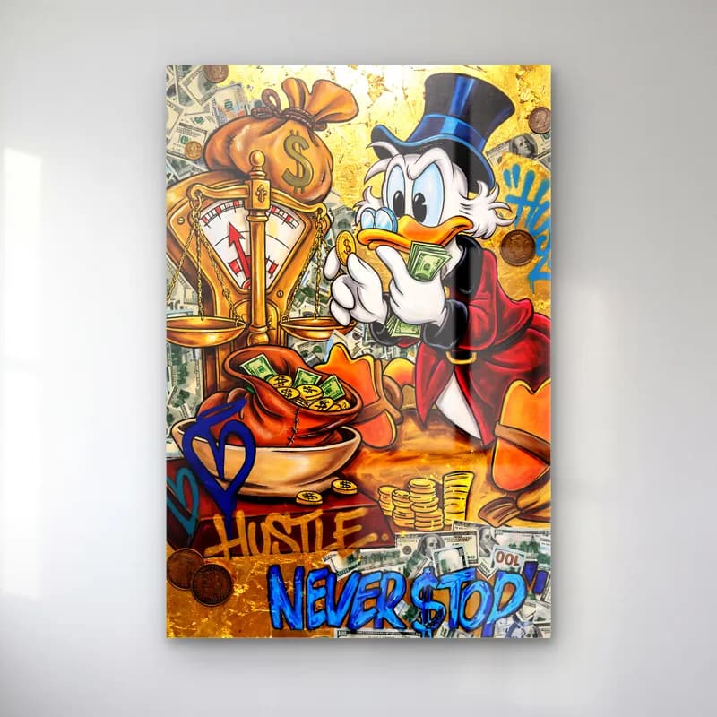 Hustle Never Stop Scrooge cam tablo — Altın ve turuncu tonlarda para sayan Scrooge McDuck, terazi ve Hustle Never Stop yazısı