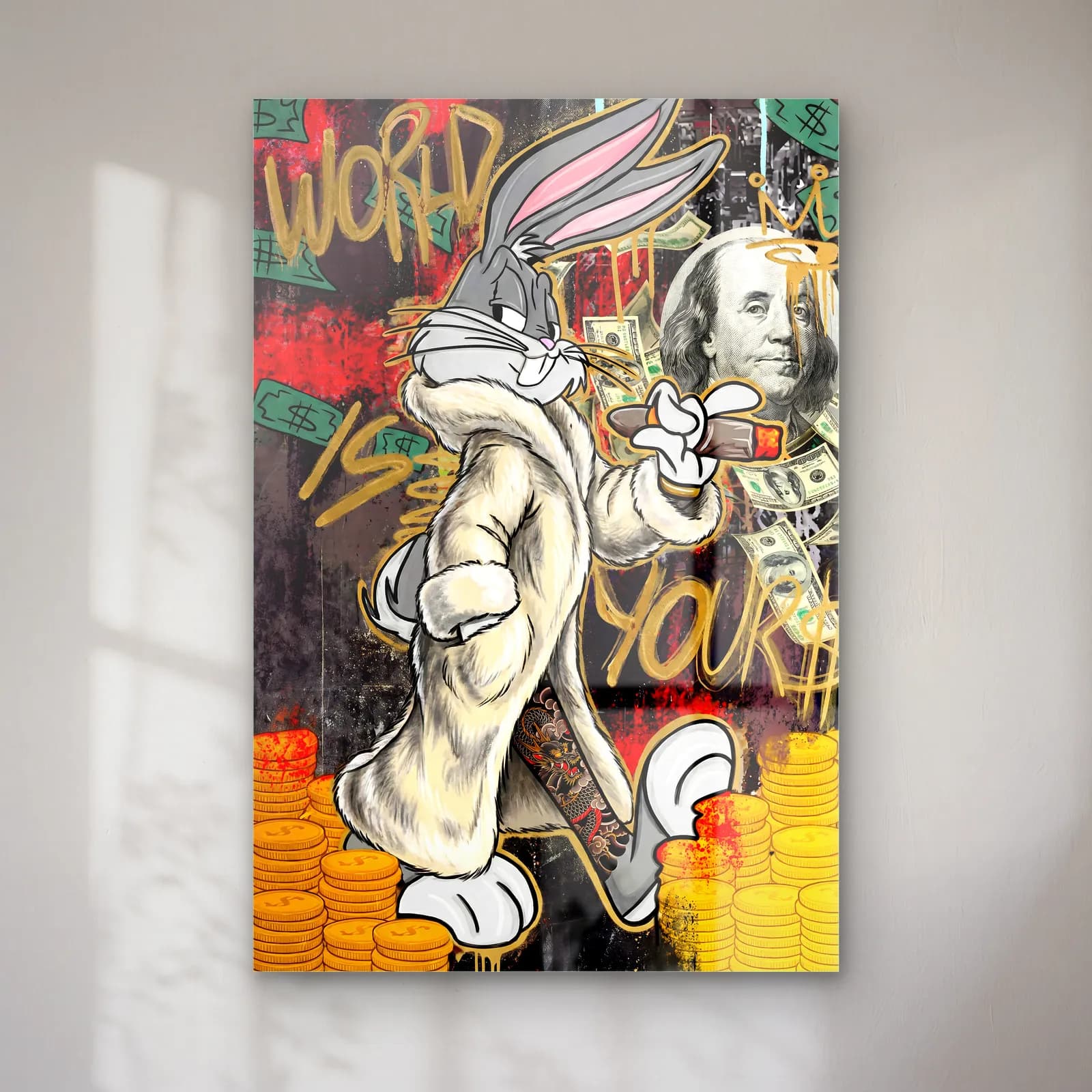 The World Is Yours Bugs Bunny cam tablo — Beyaz kürk ceketli Bugs Bunny, dolar ve altın paralı kolaj fonda World Is Yours yazısı