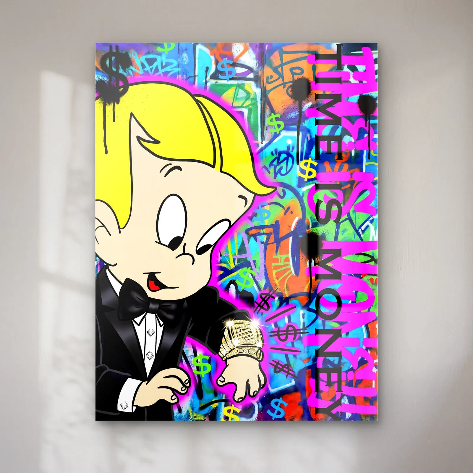 Time Is Money Richie Rich cam tablo — Neon grafiti fonda smokinli sarışın Richie Rich saatine bakıyor, Time Is Money yazısı