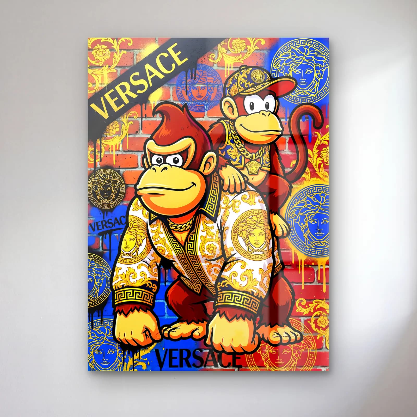 Versace Desenli Donkey Kong cam tablo — Barok desenli mavi altın fonda altın ceketli Donkey Kong ve omzunda Diddy Kong