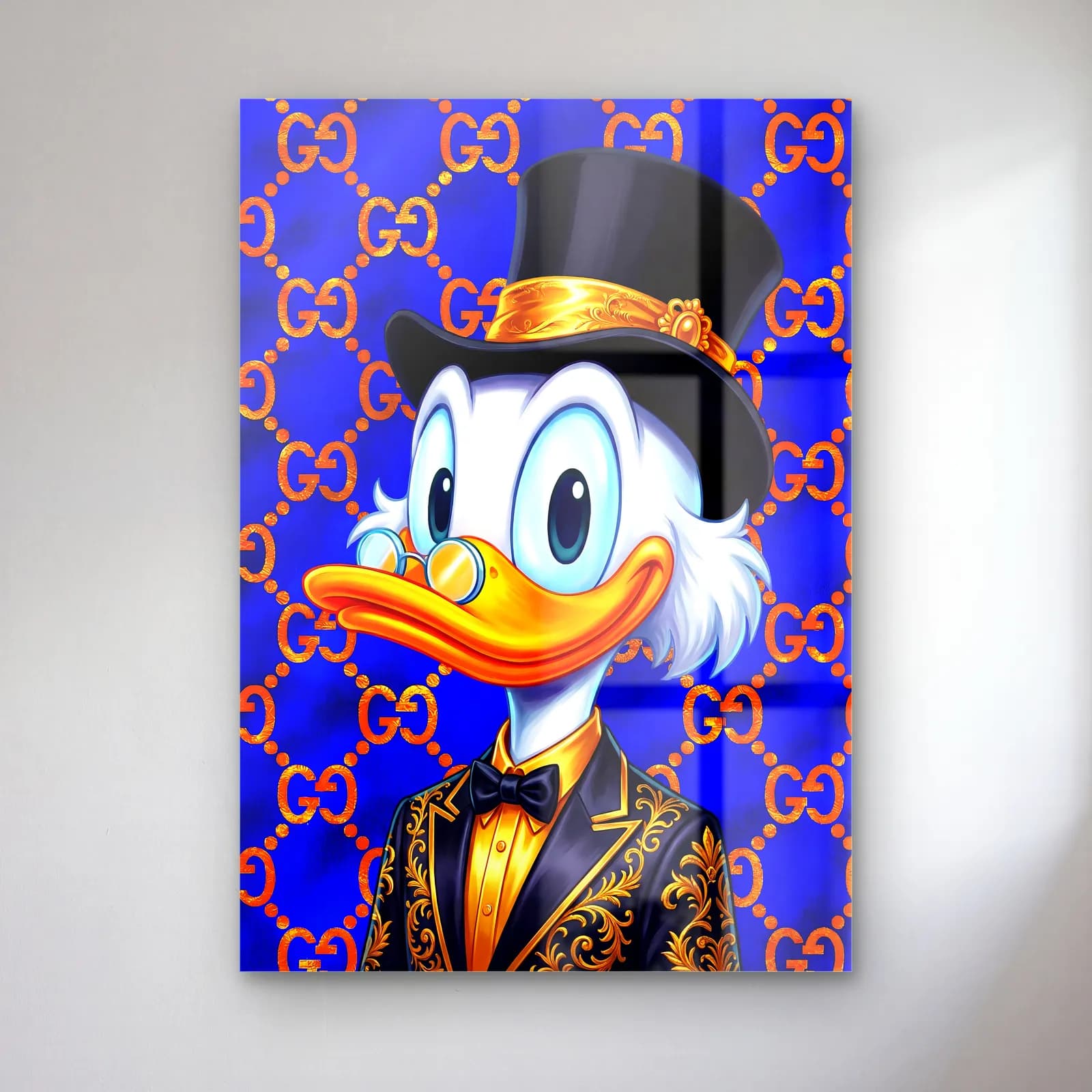 Gucci Desenli Scrooge McDuck cam tablo — Mavi monogram desenli fonda silindir şapkalı, papyonlu Scrooge McDuck portresi