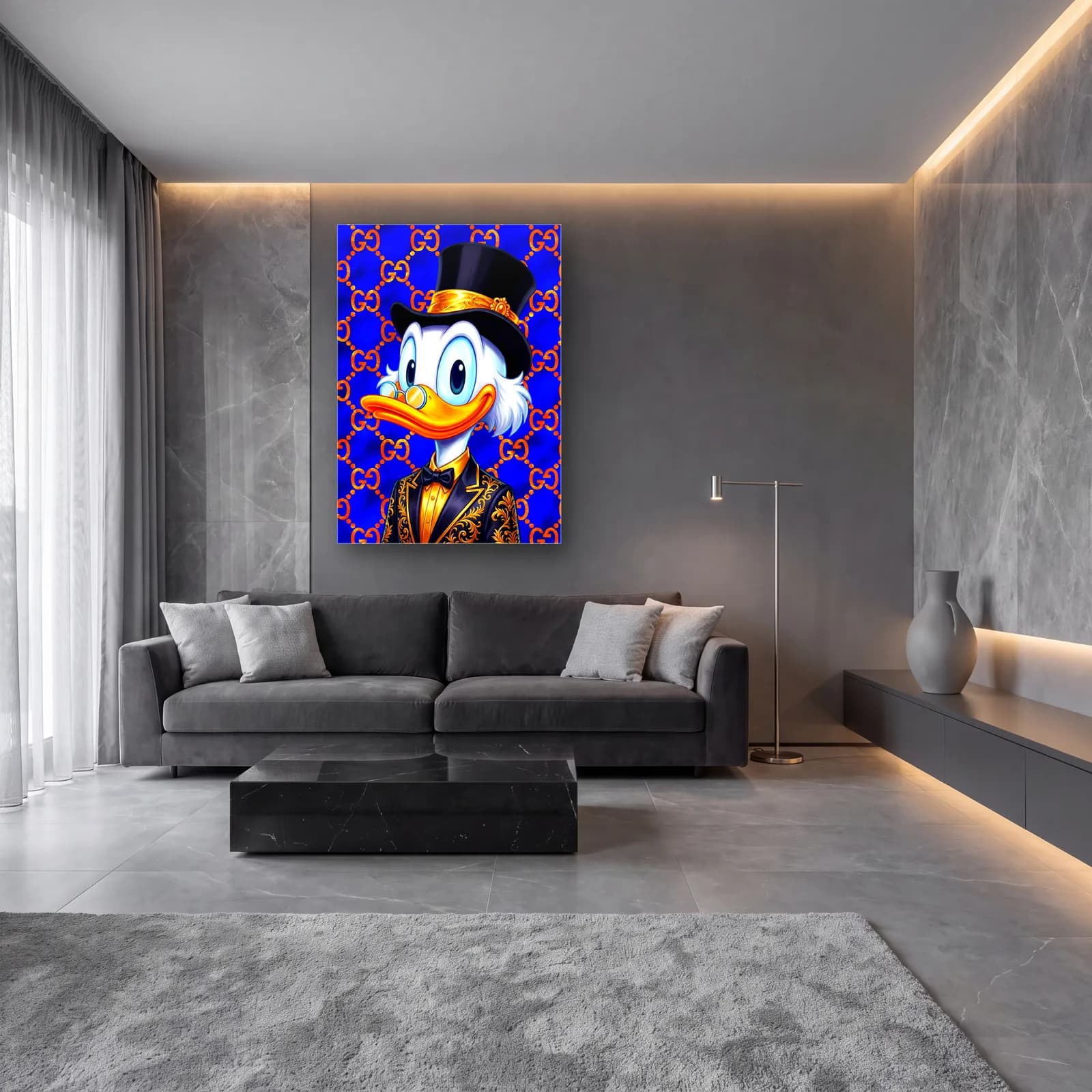 Gucci Desenli Scrooge McDuck cam tablo — lüks salon duvarında
