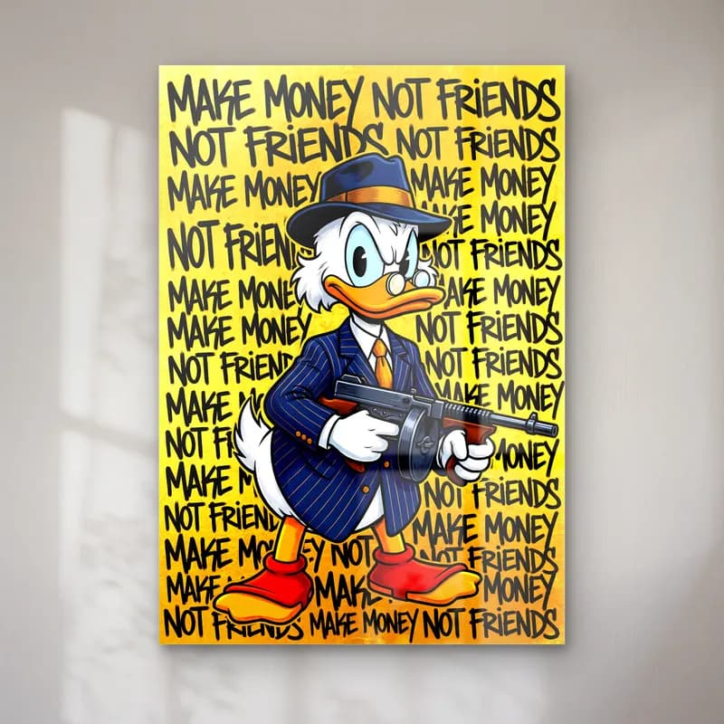Make Money Not Friends Donald cam tablo — Sarı fonda tekrarlanan Make Money Not Friends yazısı önünde takım elbiseli Donald Duck