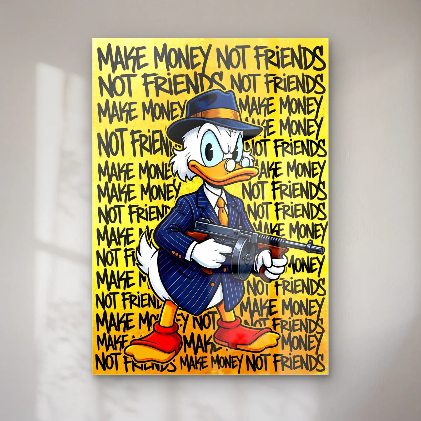 Make Money Not Friends Donald cam tablo — Sarı fonda tekrarlanan Make Money Not Friends yazısı önünde takım elbiseli Donald Duck