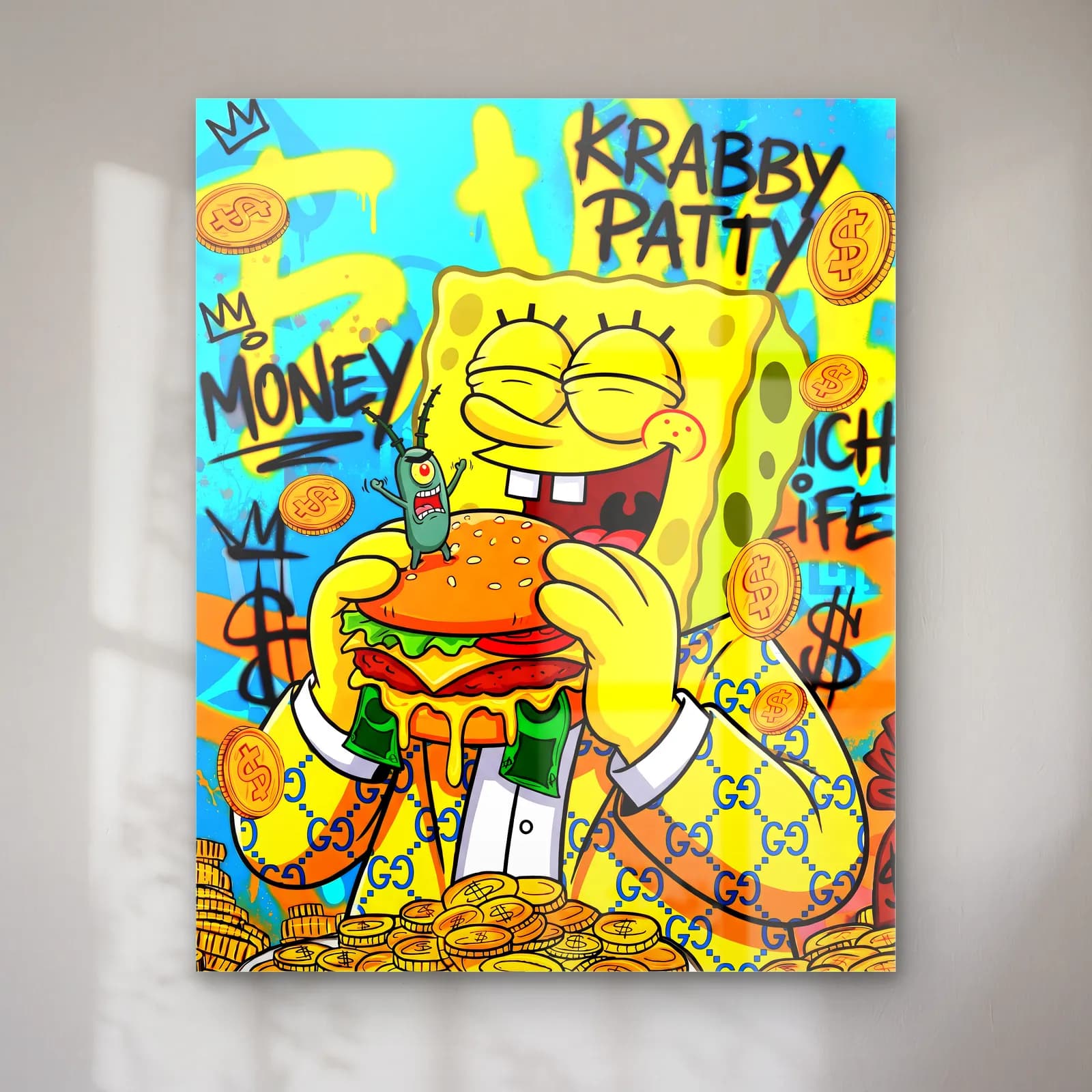 Krabby Patty SüngerBob cam tablo — Mavi grafiti fonda altın paralar arasında hamburger yiyen gülümseyen SüngerBob
