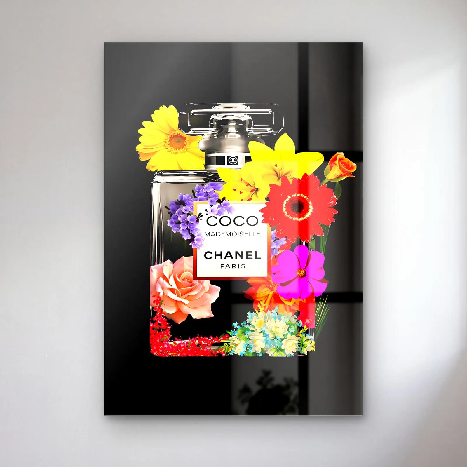 Çiçekli Coco Mademoiselle Parfüm cam tablo — Siyah fonda renkli çiçeklerle süslenmiş Chanel Coco Mademoiselle parfüm şişesi