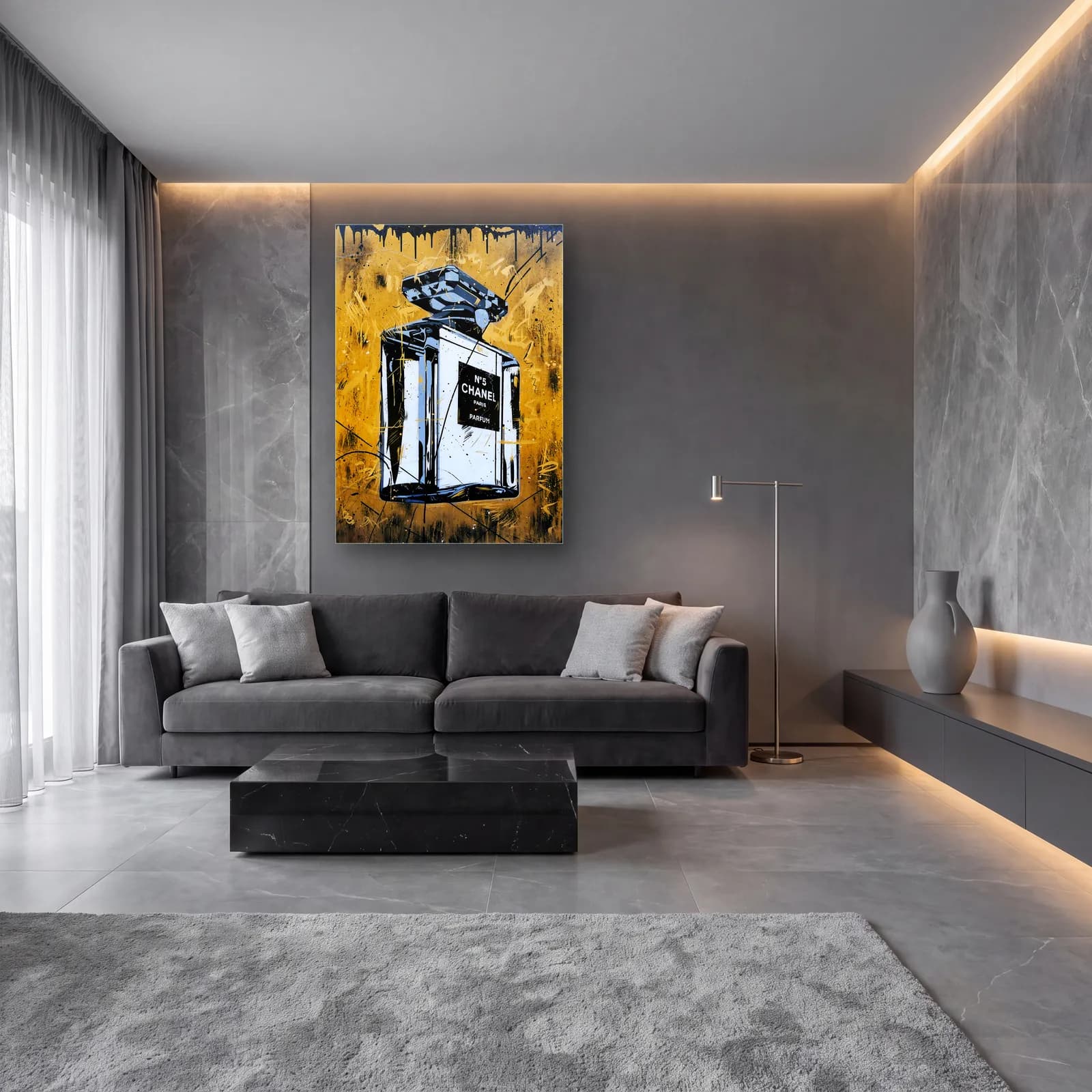 Altın Fonda N5 Parfüm cam tablo — lüks salon duvarında