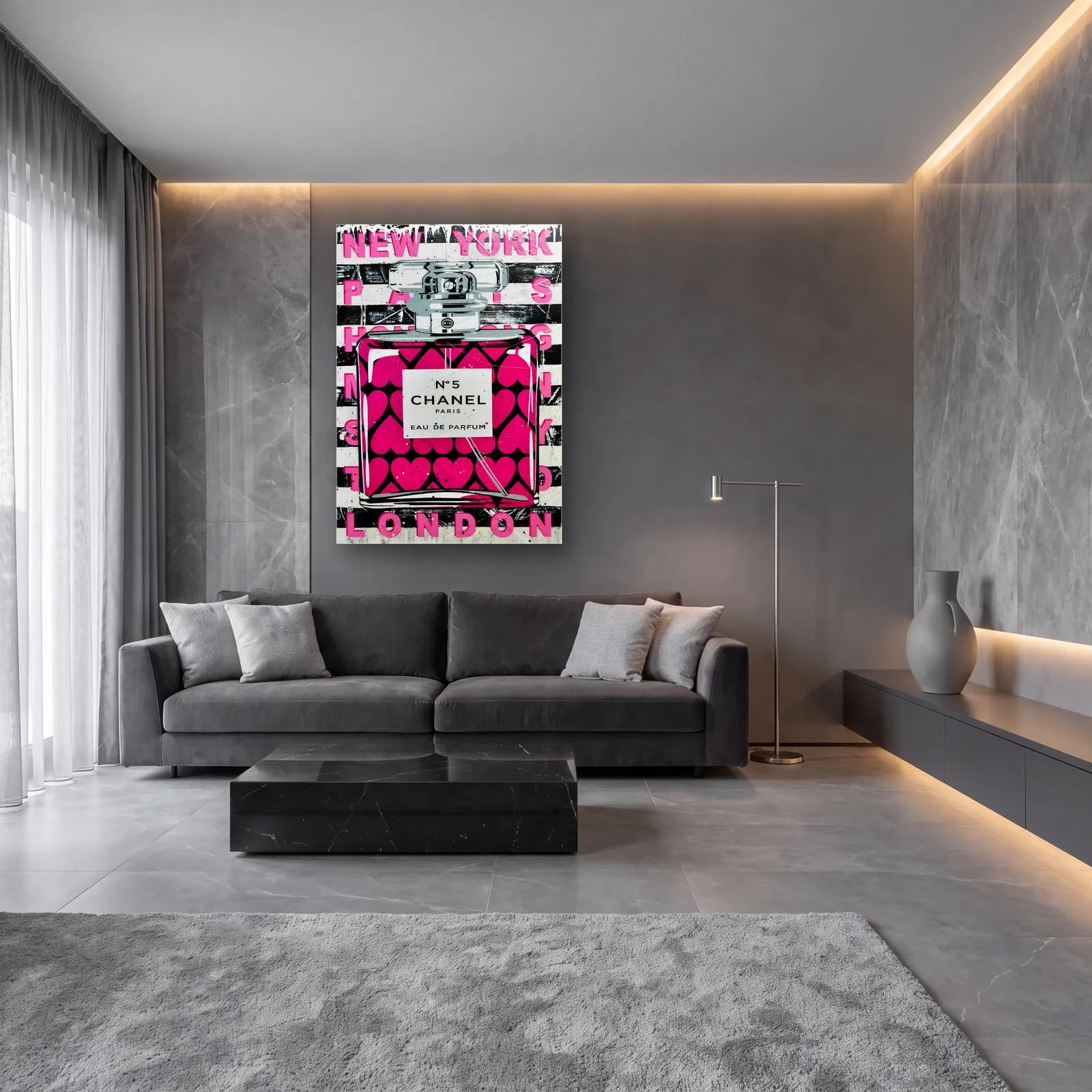 Kalp Desenli N5 Parfüm Pembe cam tablo — lüks salon duvarında