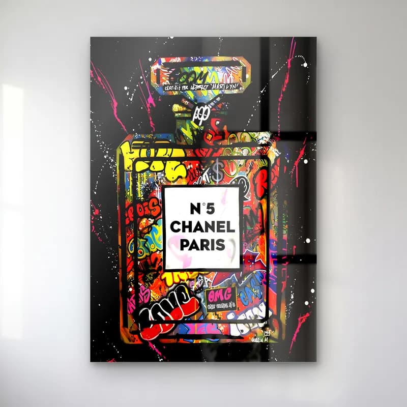Grafiti N5 Parfüm Siyah cam tablo — Siyah fonda renkli grafiti ve çıkartmalarla kaplı Chanel N5 Paris parfüm şişesi