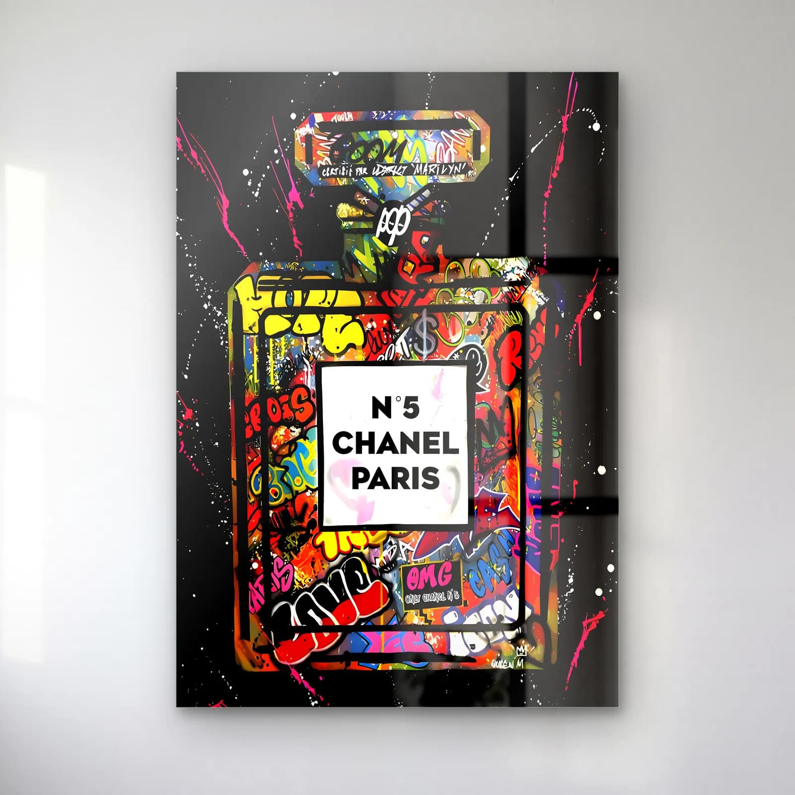 Grafiti N5 Parfüm Siyah cam tablo — Siyah fonda renkli grafiti ve çıkartmalarla kaplı Chanel N5 Paris parfüm şişesi