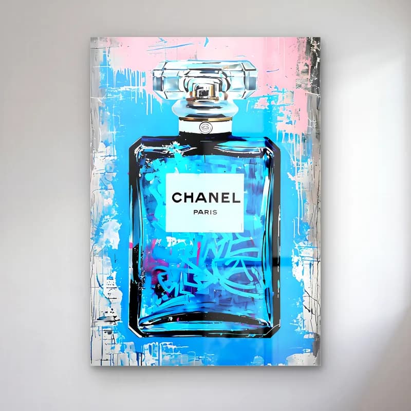Mavi Chanel Parfüm Şişesi cam tablo — Pembe mavi fırça dokulu fonda mavi renkli Chanel parfüm şişesi