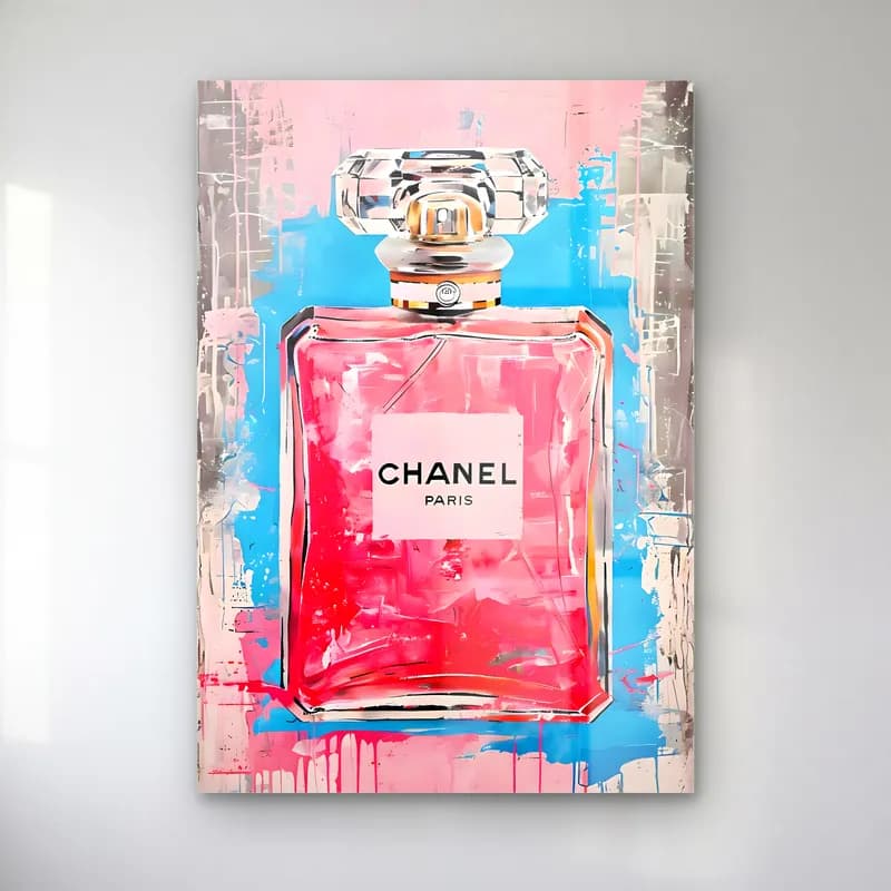 Pembe Chanel Parfüm Şişesi cam tablo — Açık pembe ve mavi fonda kırmızı pembe tonlu Chanel parfüm şişesi