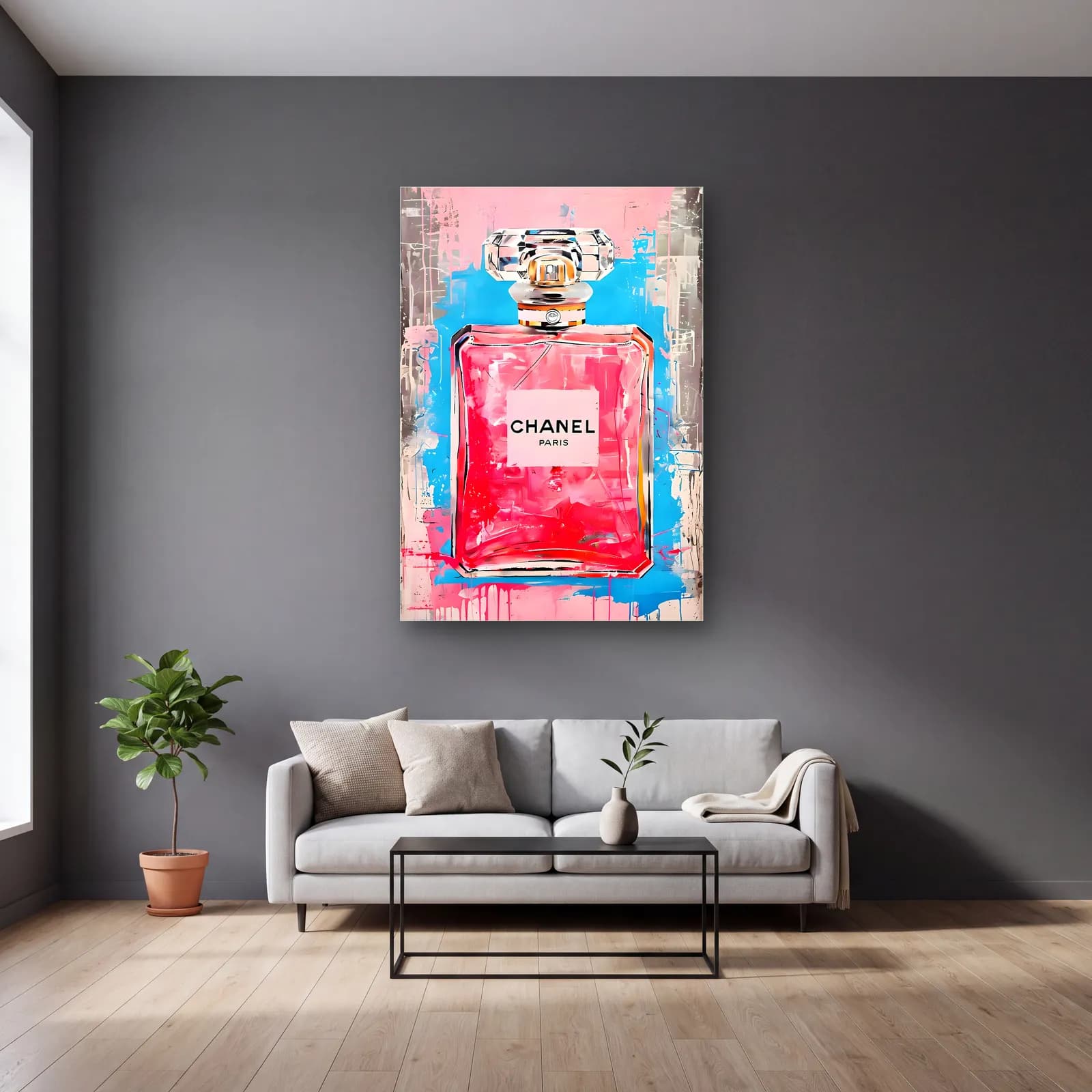 Pembe Chanel Parfüm Şişesi cam tablo — gri duvarlı salonda