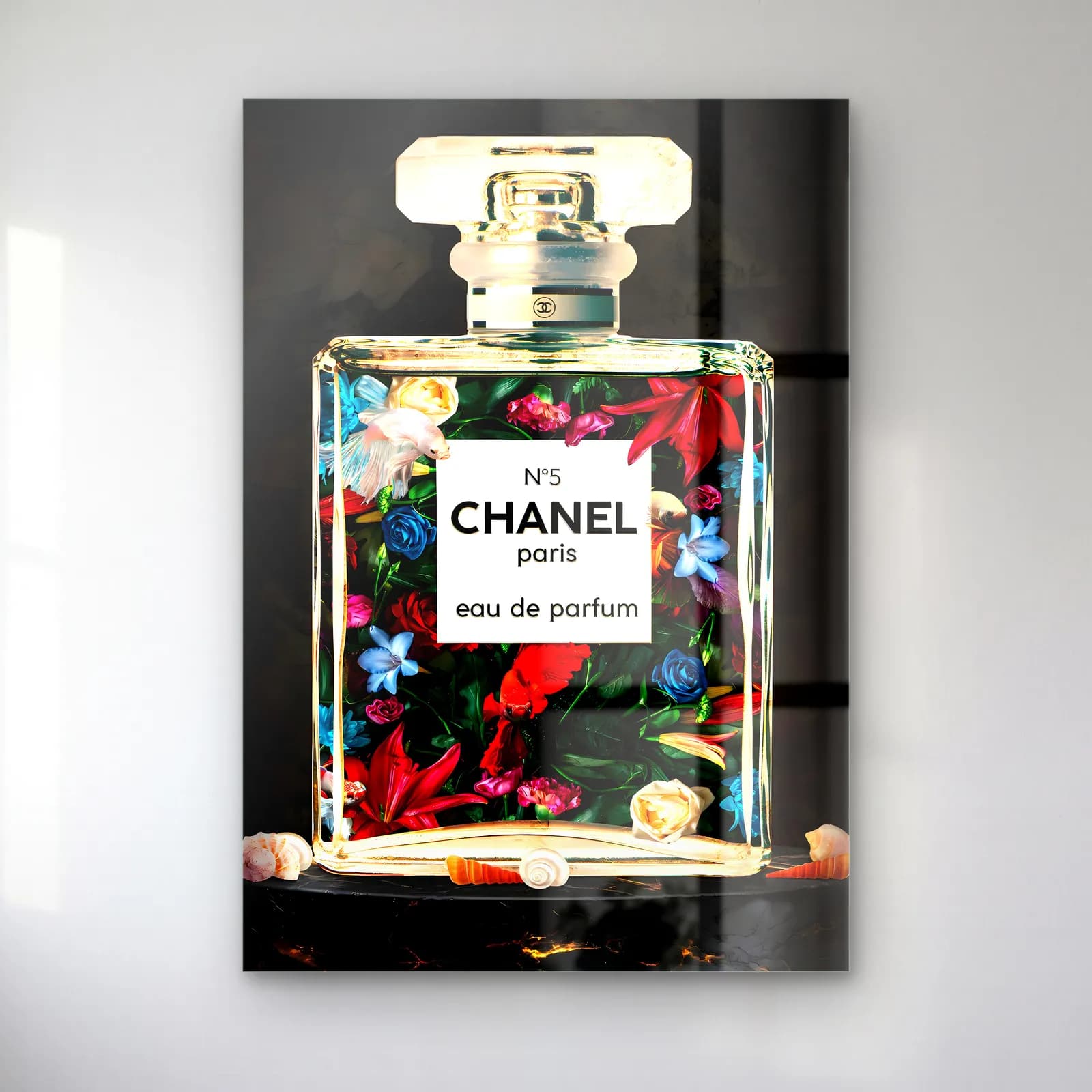Çiçekli Chanel No 5 Parfüm Şişesi cam tablo — İçi rengarenk çiçeklerle dolu şeffaf Chanel No 5 parfüm şişesi